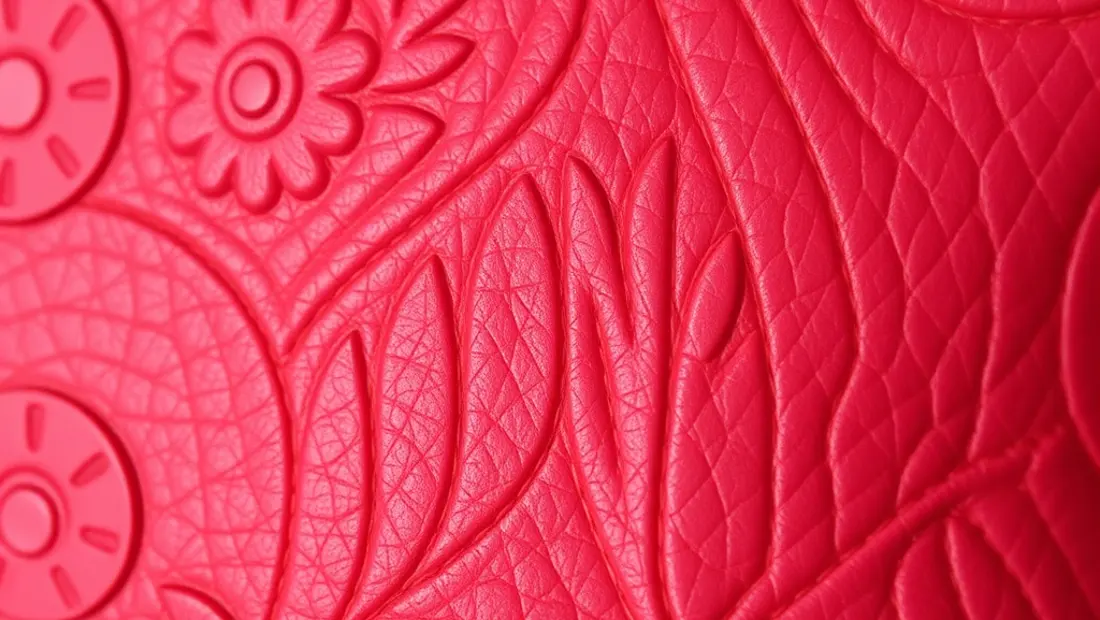 Détail de cuir pleine fleur avec motifs floraux